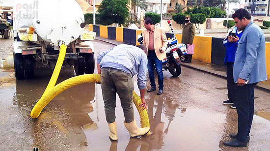 شفط مياه الأمطار من الشوارع (7)