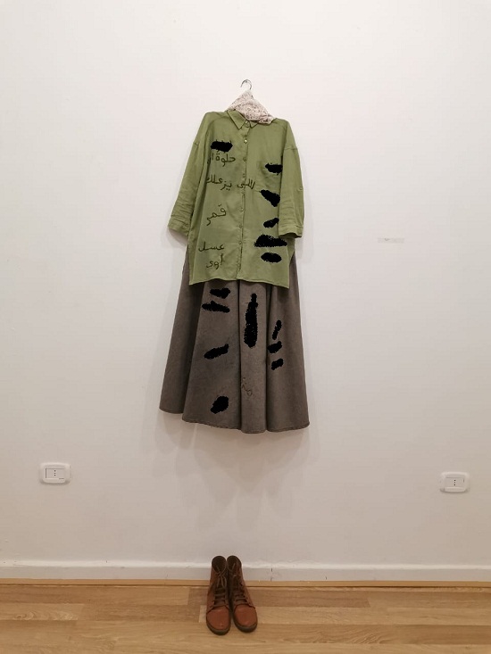 الملابس داخل المعرض