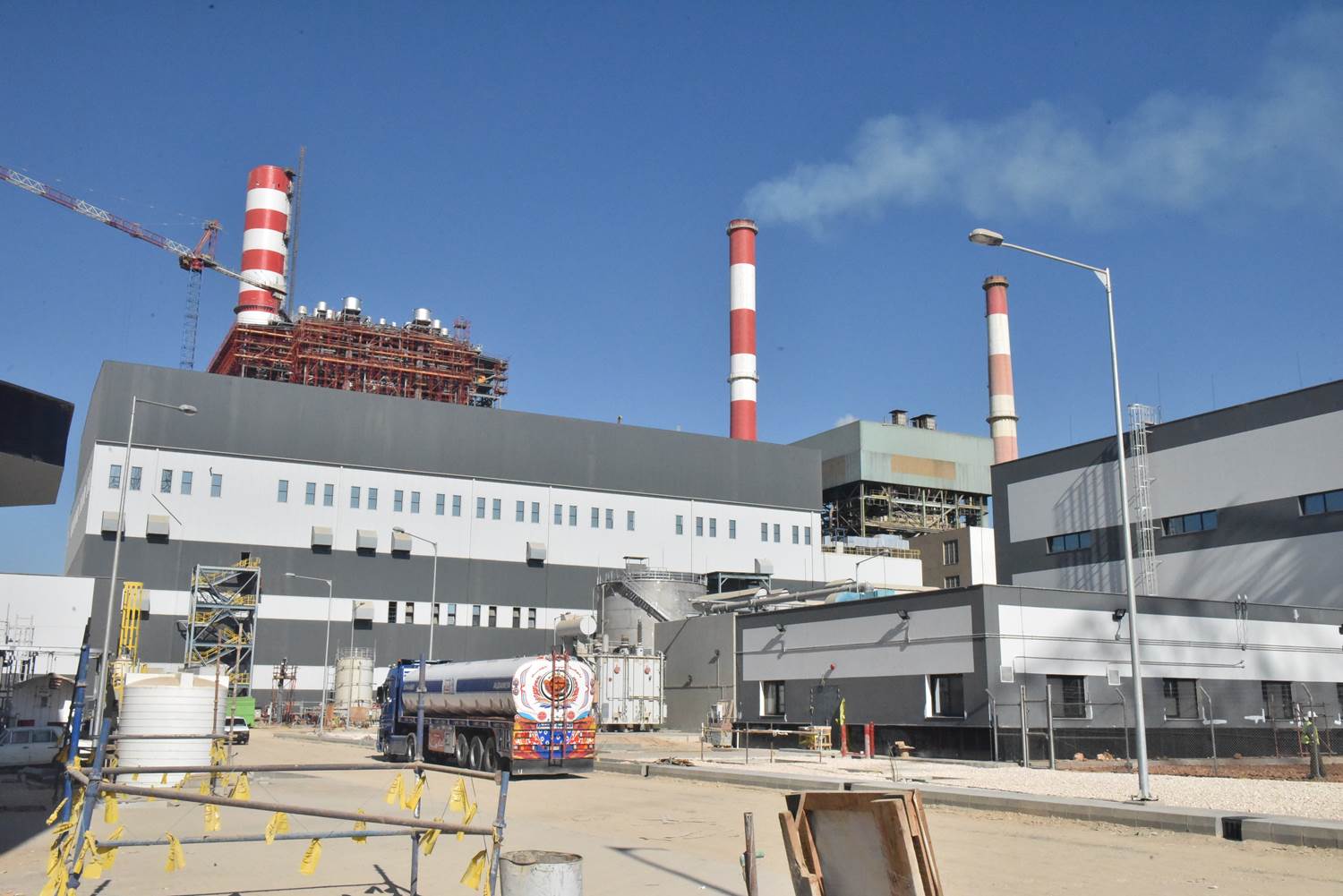 محافظ أسيوط يشهد اشعال شعلة مشروع الوحدة الثالثة لتوليد الكهرباء (1)