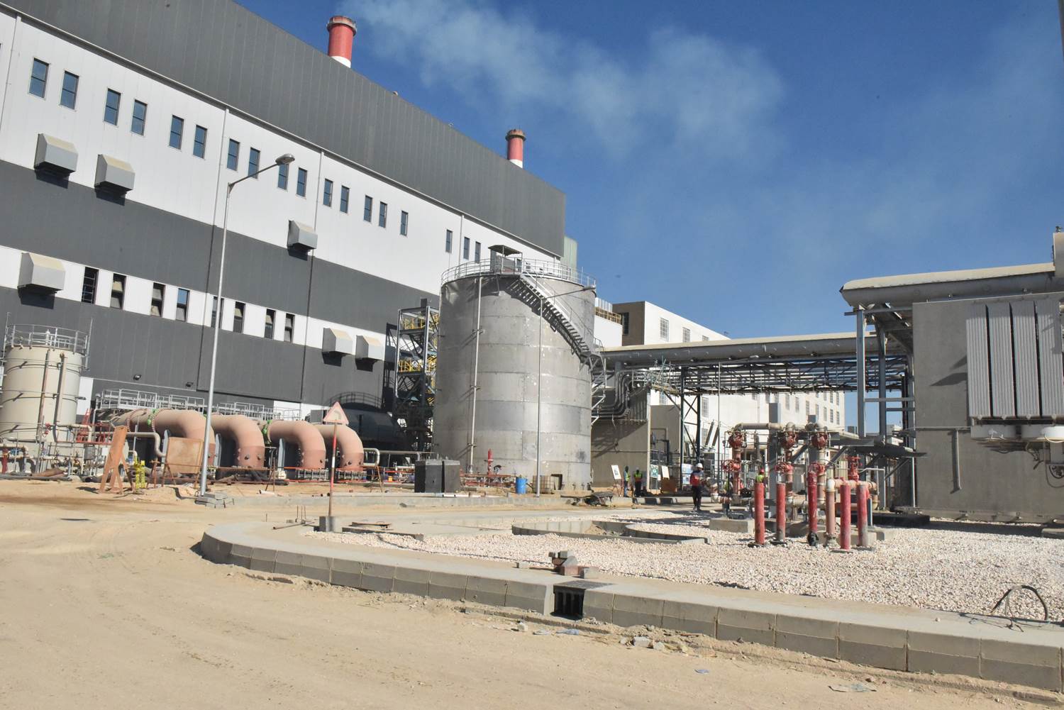 محافظ أسيوط يشهد اشعال شعلة مشروع الوحدة الثالثة لتوليد الكهرباء (4)