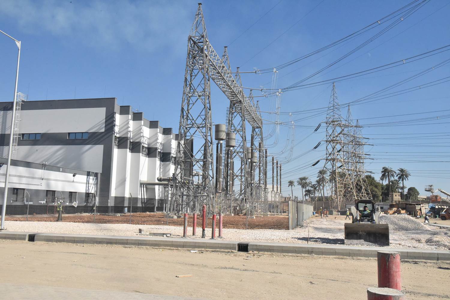 محافظ أسيوط يشهد اشعال شعلة مشروع الوحدة الثالثة لتوليد الكهرباء (2)