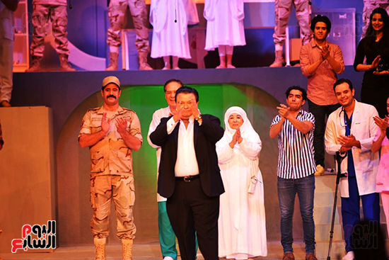 المخرج خالد جلال يقدم التحية لأبطال العرض ويحيى الحضور (6)