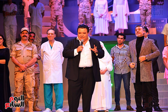المخرج خالد جلال يقدم التحية لأبطال العرض ويحيى الحضور (5)