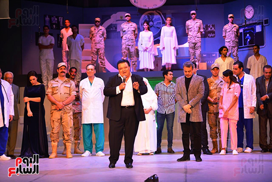 المخرج خالد جلال يقدم التحية لأبطال العرض ويحيى الحضور (4)