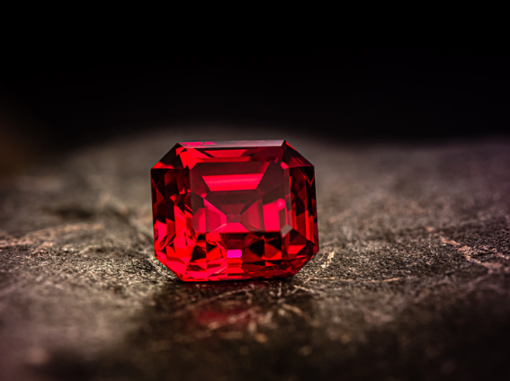 الماس الأحمر