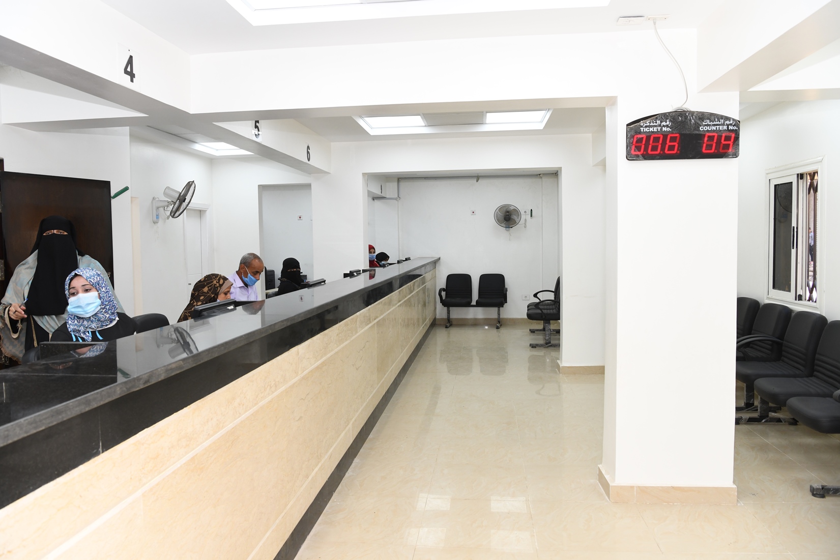 محافظ قنا يفتتح مركز خدمة المواطنين المطور لتقديم الخدمات التموينية بنجع حمادي  (1)