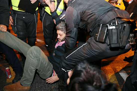 اعتقال متظاهر