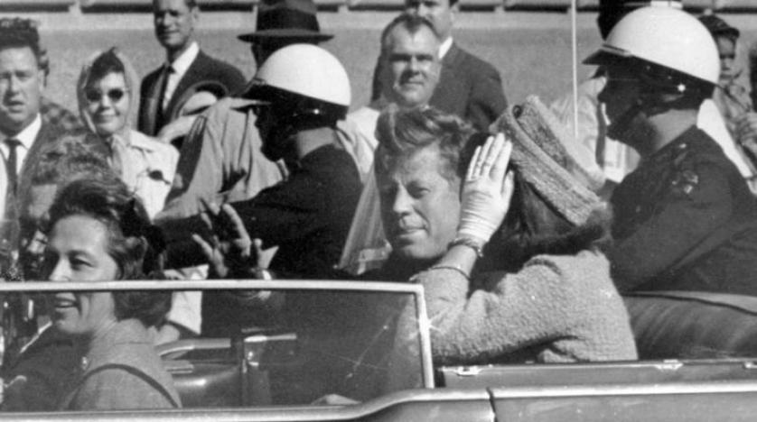 الرئيس الأميركي الأسبق جون كينيدي وزوجته جاكلين قبل لحظات من اغتياله