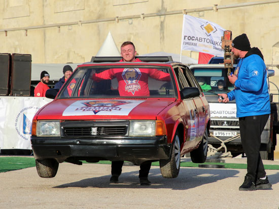 أحد المشاركين فى البطولة يحمل السيارة على كتفه