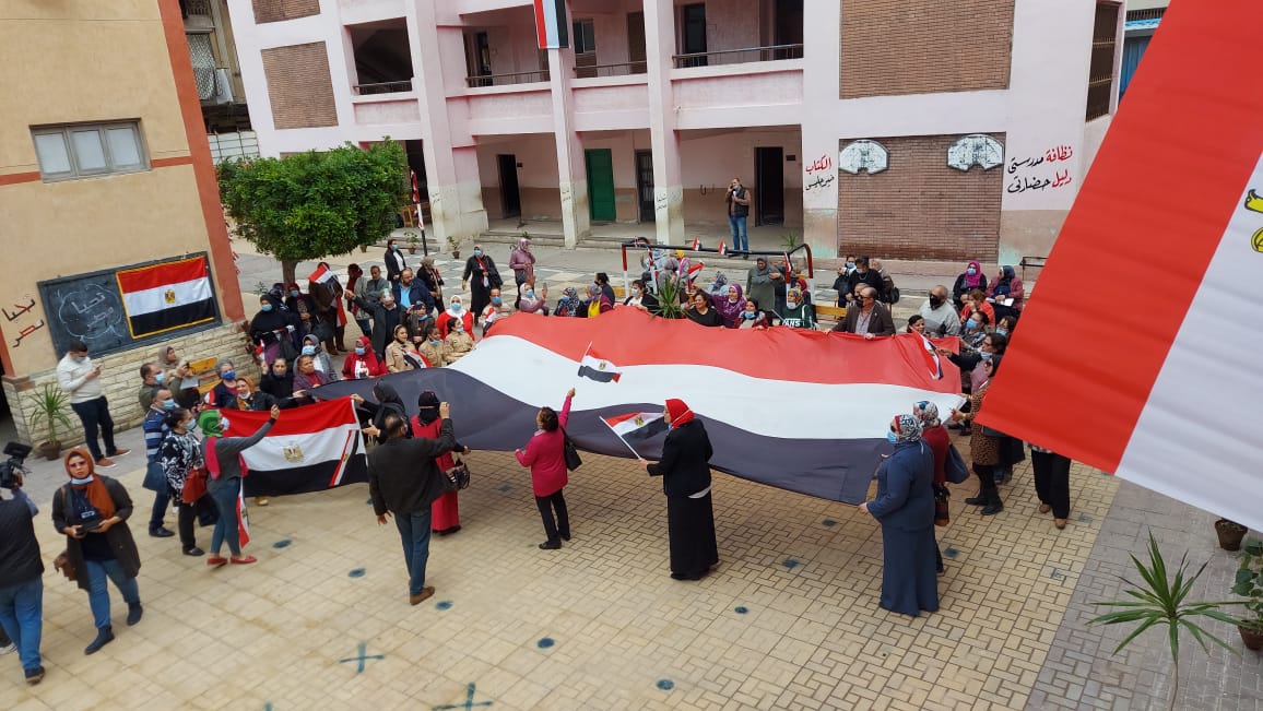الناخبين يرفعون علم مصر