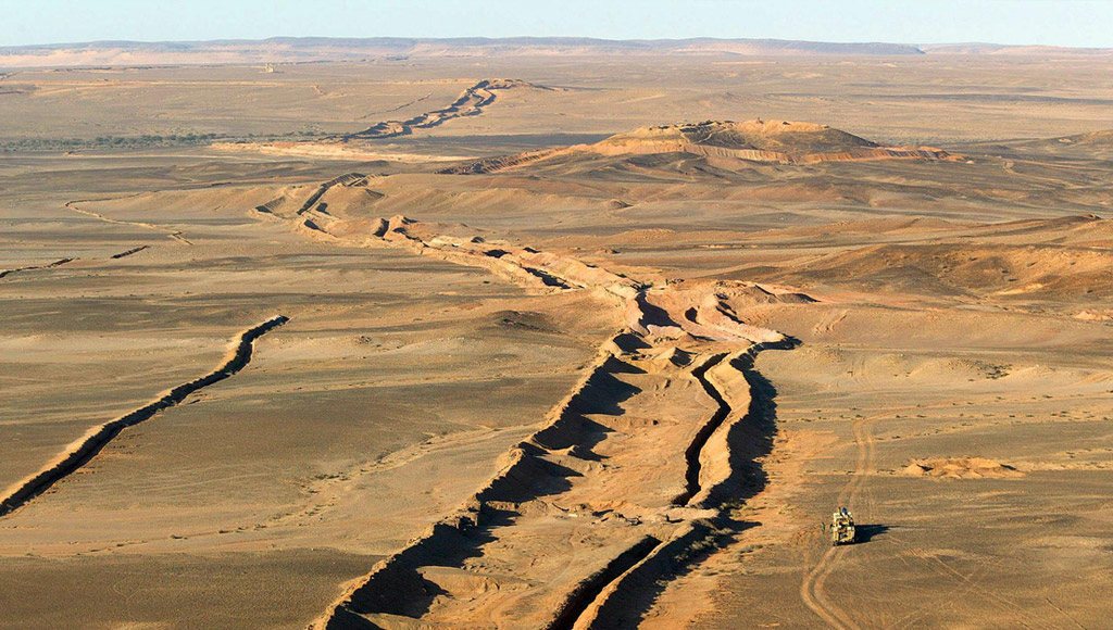 الجدار الرملى بين المغرب والصحراء الغربية