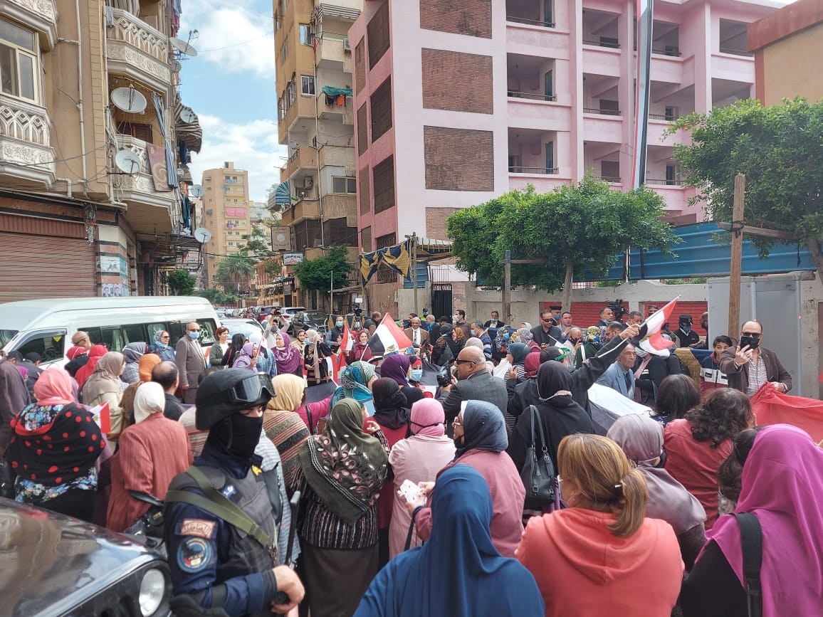 زحام أمام اللجان الانتخابية بالاسكندرية