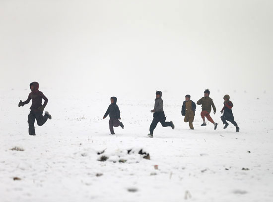 أطفال-أفغانستان-يلعبون-فوق-الجليد