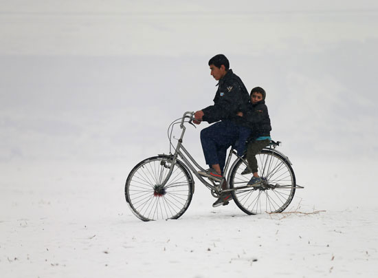 أطفال-يركبون-الدراجة-فى-الطرق-الثلجية