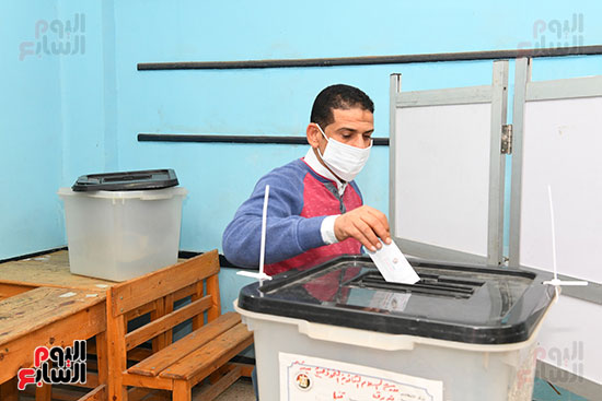 محافظ قنا يتابع سير انتخابات مجلس النواب بعدد من اللجان (14)