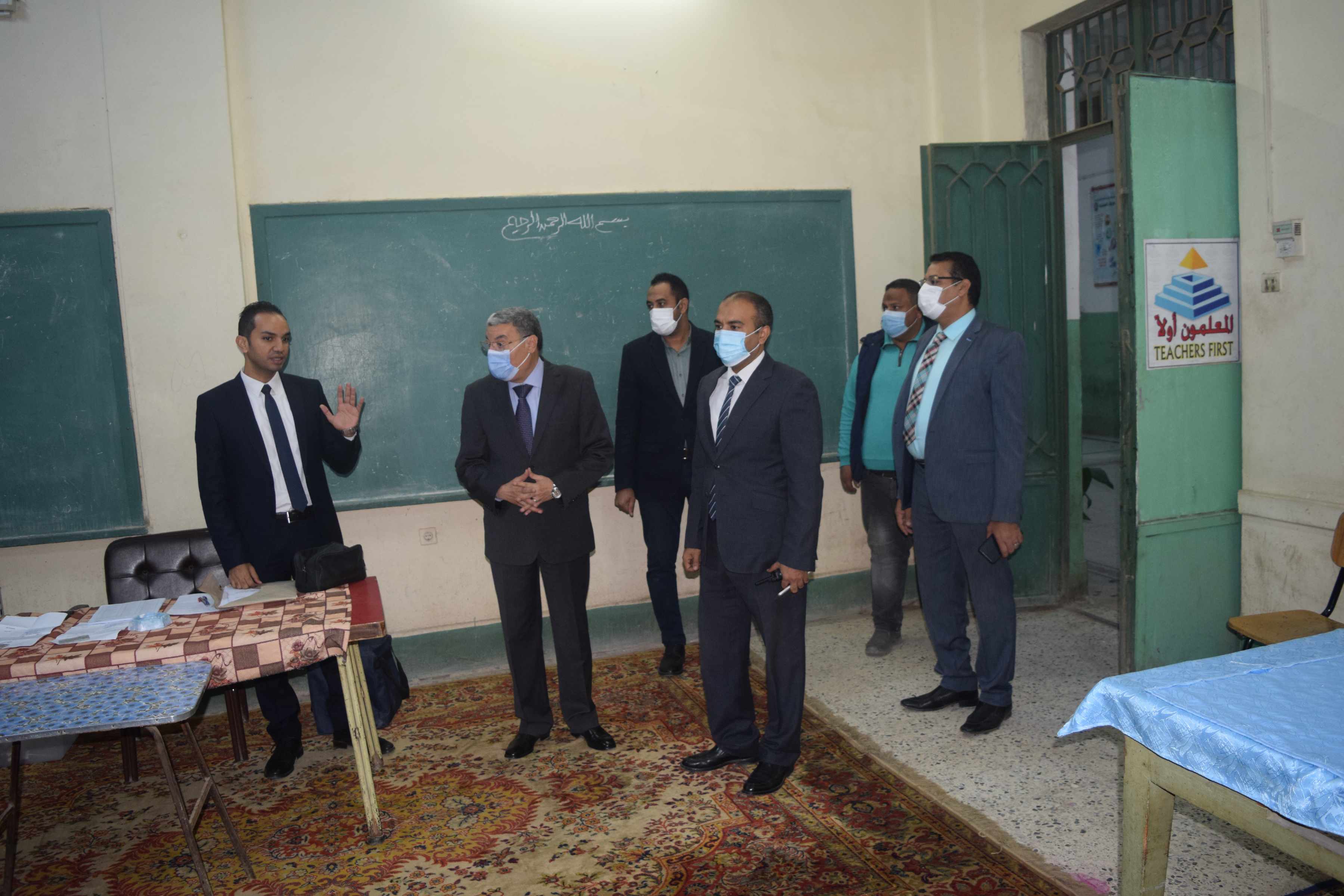محافظ المنيا يتفقد عددا من لجان الانتخابات (2)