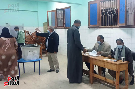 إقبال كثيف على لجان الانتخابات بالقرى فى بنى سويف (4)