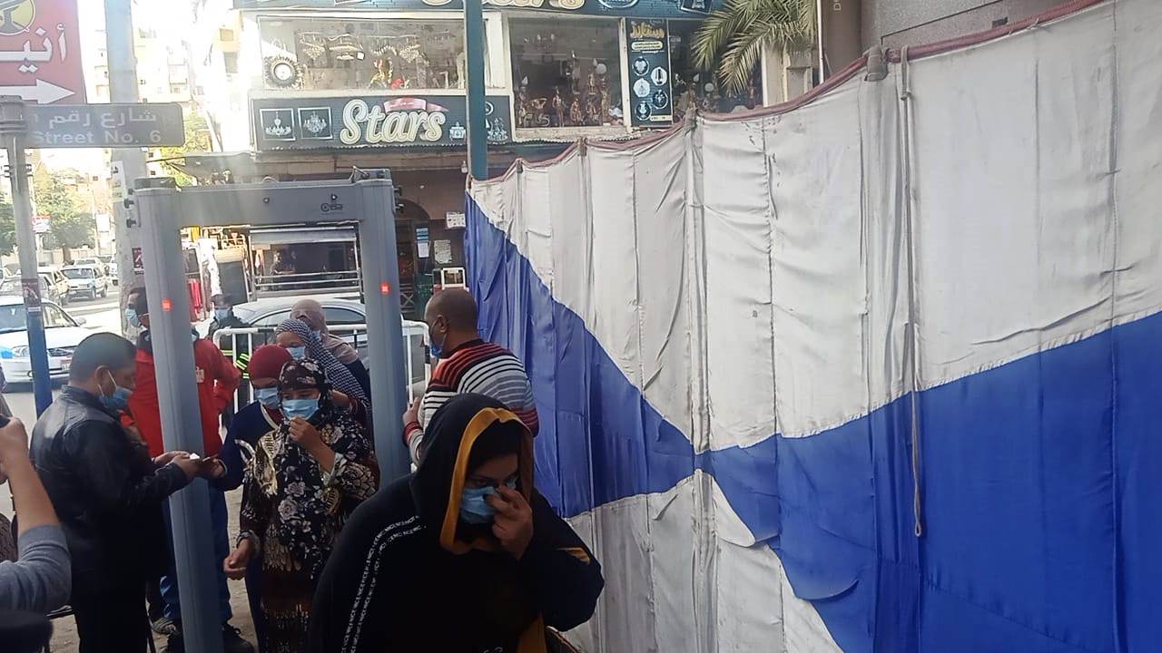 طوابير للناخبين أمام اللجان الانتخابية بمدينة بنى سويف (2)