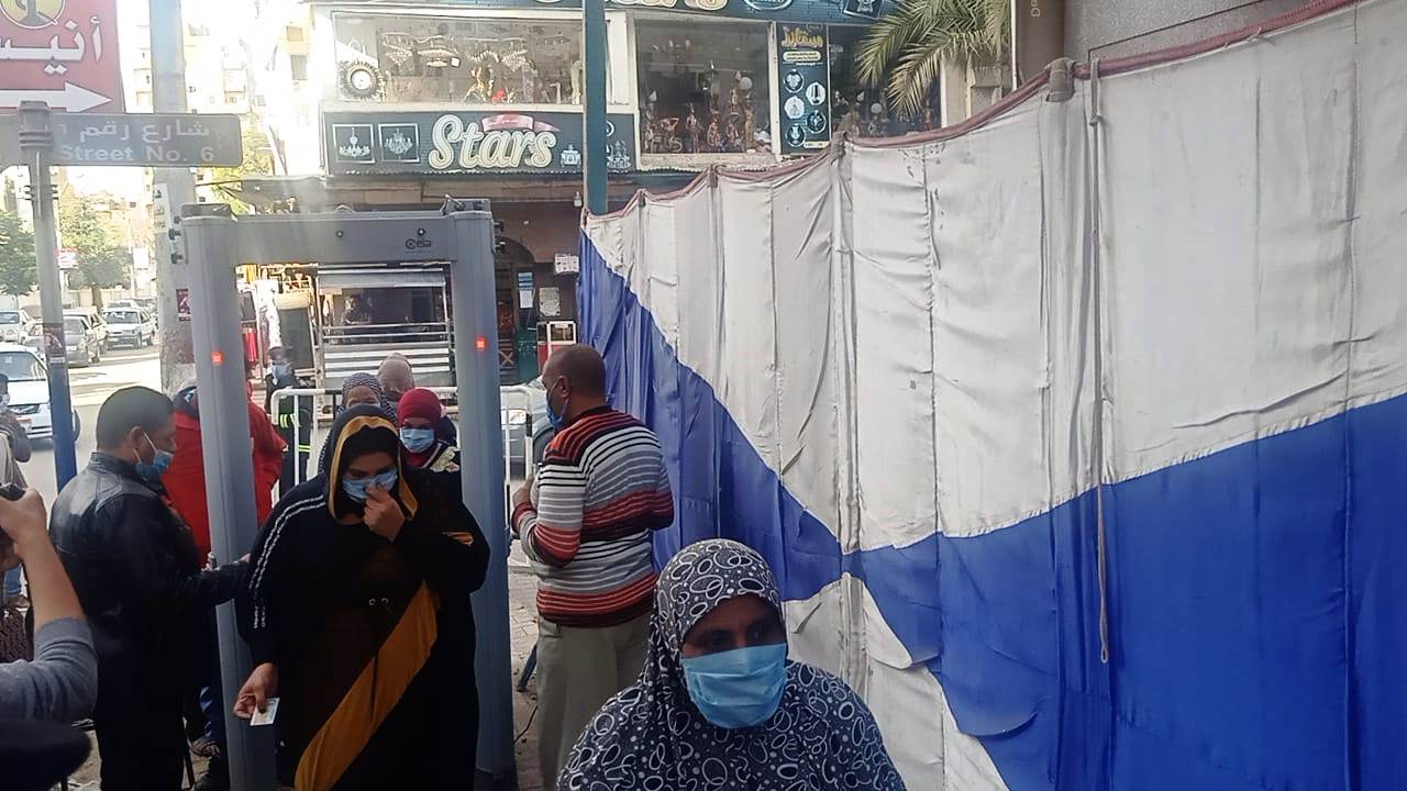 طوابير للناخبين أمام اللجان الانتخابية بمدينة بنى سويف (1)