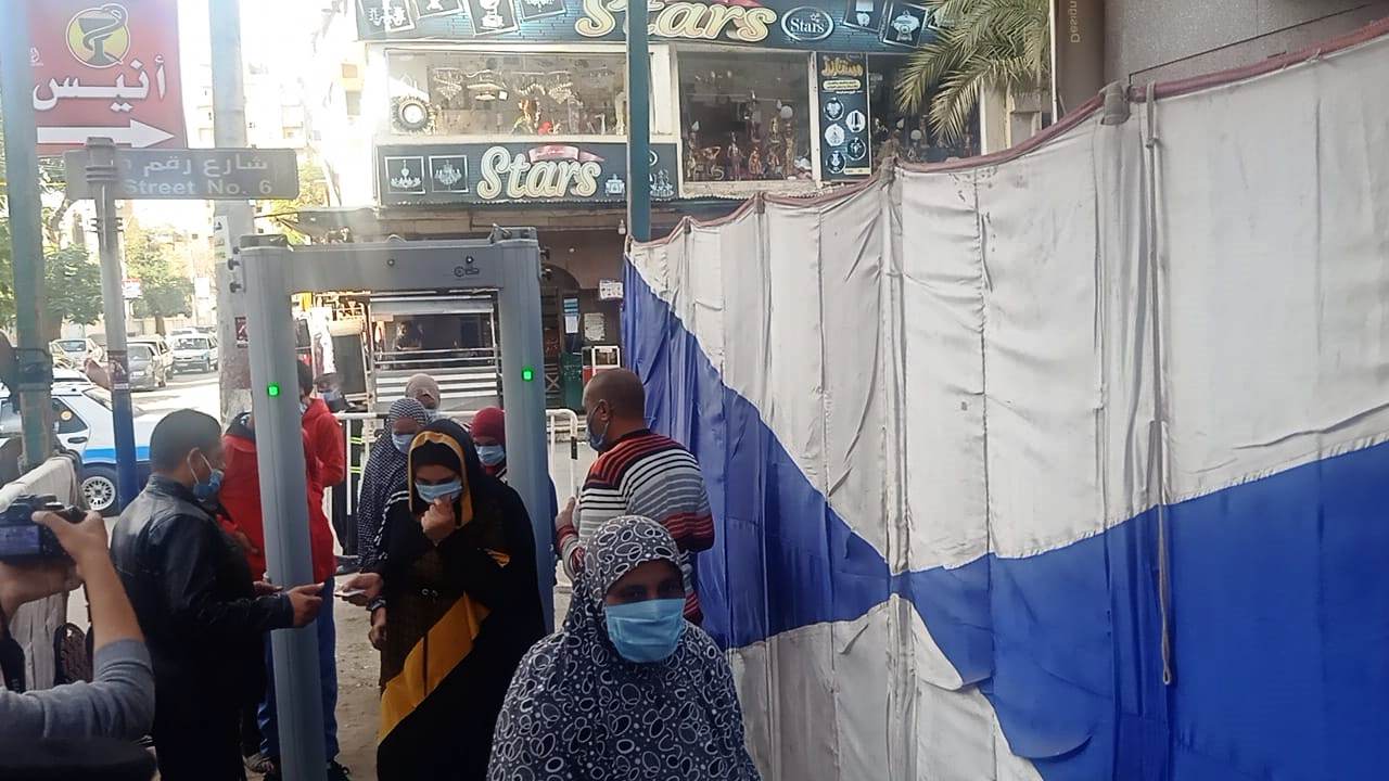 طوابير للناخبين أمام اللجان الانتخابية بمدينة بنى سويف (6)