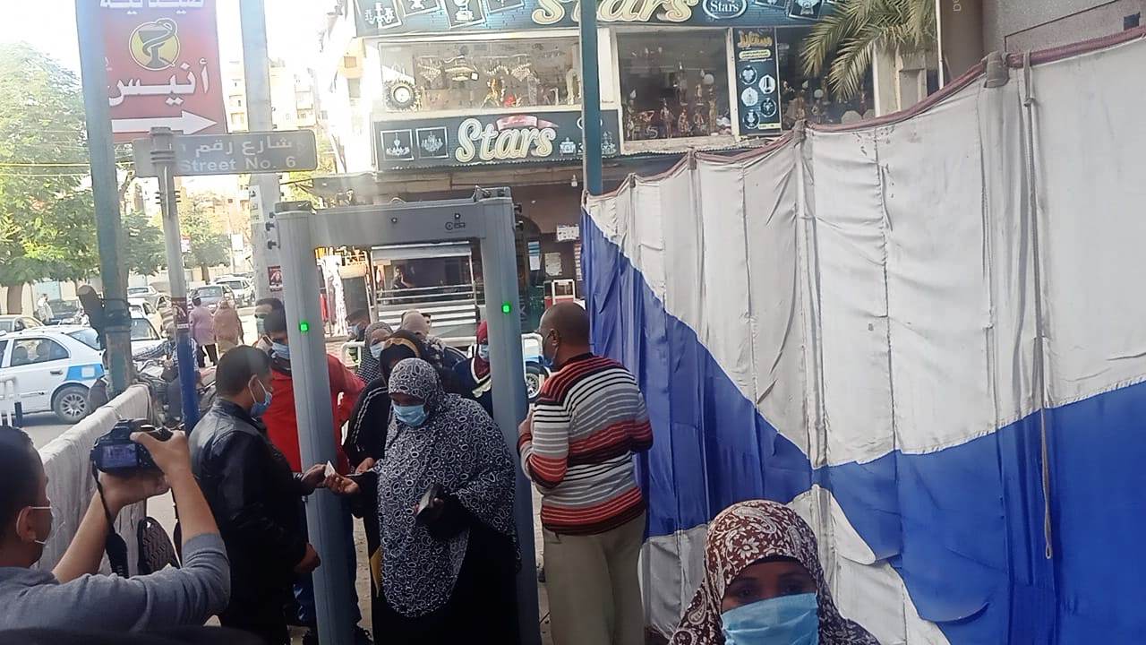 طوابير للناخبين أمام اللجان الانتخابية بمدينة بنى سويف (5)
