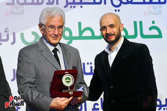خالد الطوخى يكرم الدكتور صبحي حسنين رئيس قطاع التربية الرياضية بالمجلس الاعلى للجامعات