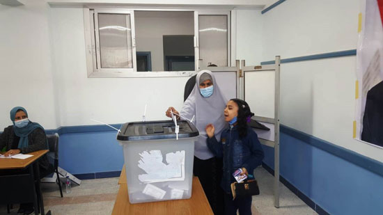 تزايد إقبال المواطنين على اللجان الانتخابية (5)