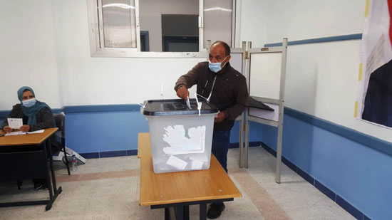 تزايد إقبال المواطنين على اللجان الانتخابية (6)