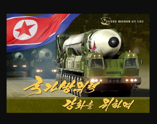 علم كوريا الشمالية بجوار الصواريخ