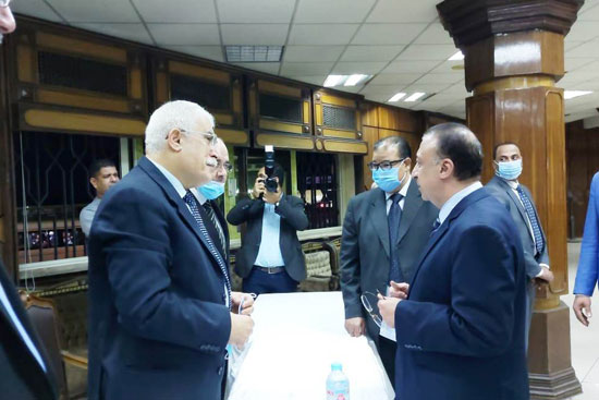 محافظ الإسكندرية يتفقد مقر اللجنة العامة لفرز الأصوات (2)