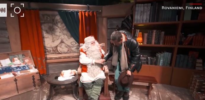 بابا نويل فى غرف زجاجية بفنلندا