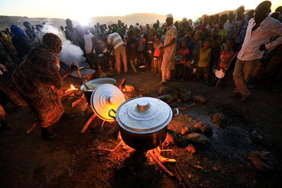 اللأجئون يحاولون طهى الطعام