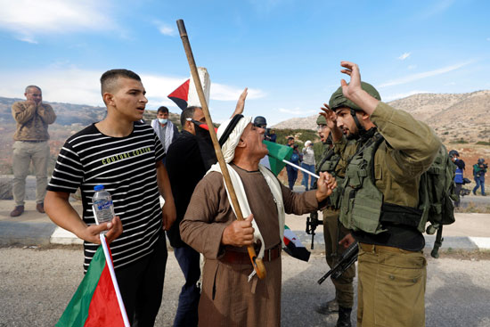 مواجهة بين فلسطيني وجندي من قوات الاحتلال