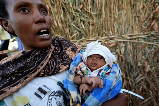 امرأة وطفلها هاربة من الحرب فى إثيوبيا