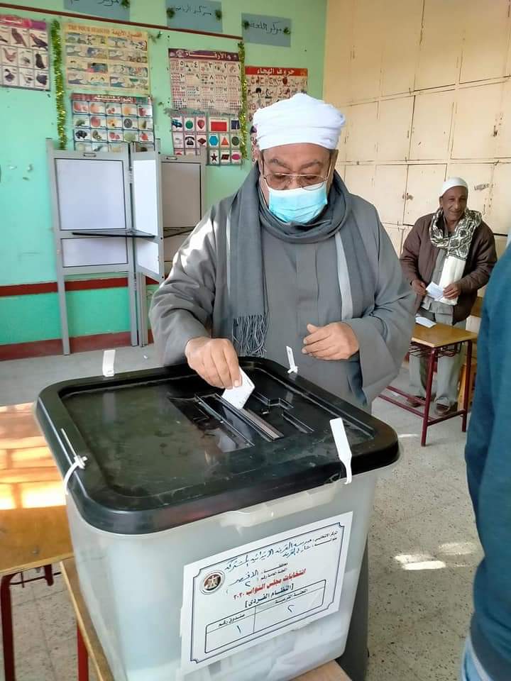 شقيق شيخ الأزهر يدلى بصوته فى انتخابات مجلس النواب بمدينة القرنة (2)