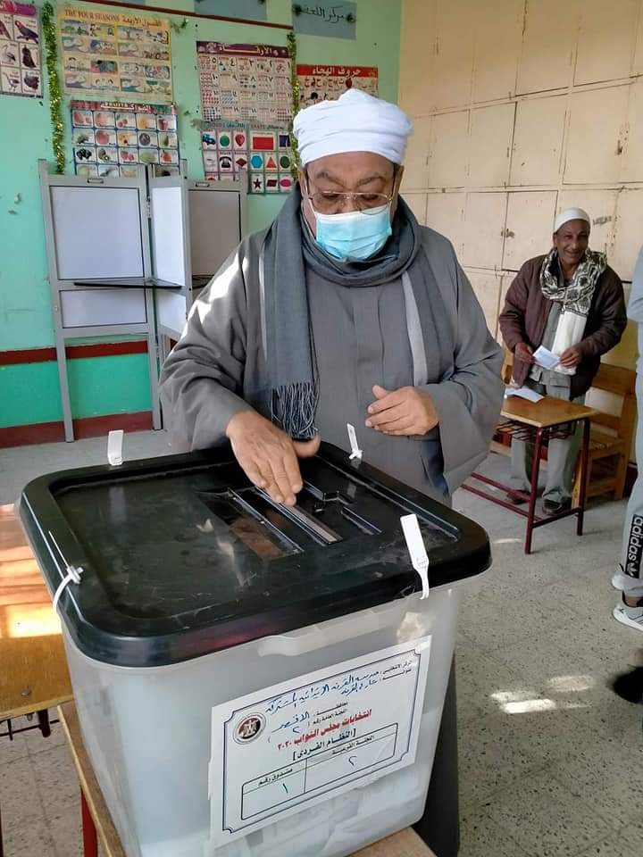 شقيق شيخ الأزهر يدلى بصوته فى انتخابات مجلس النواب بمدينة القرنة (1)