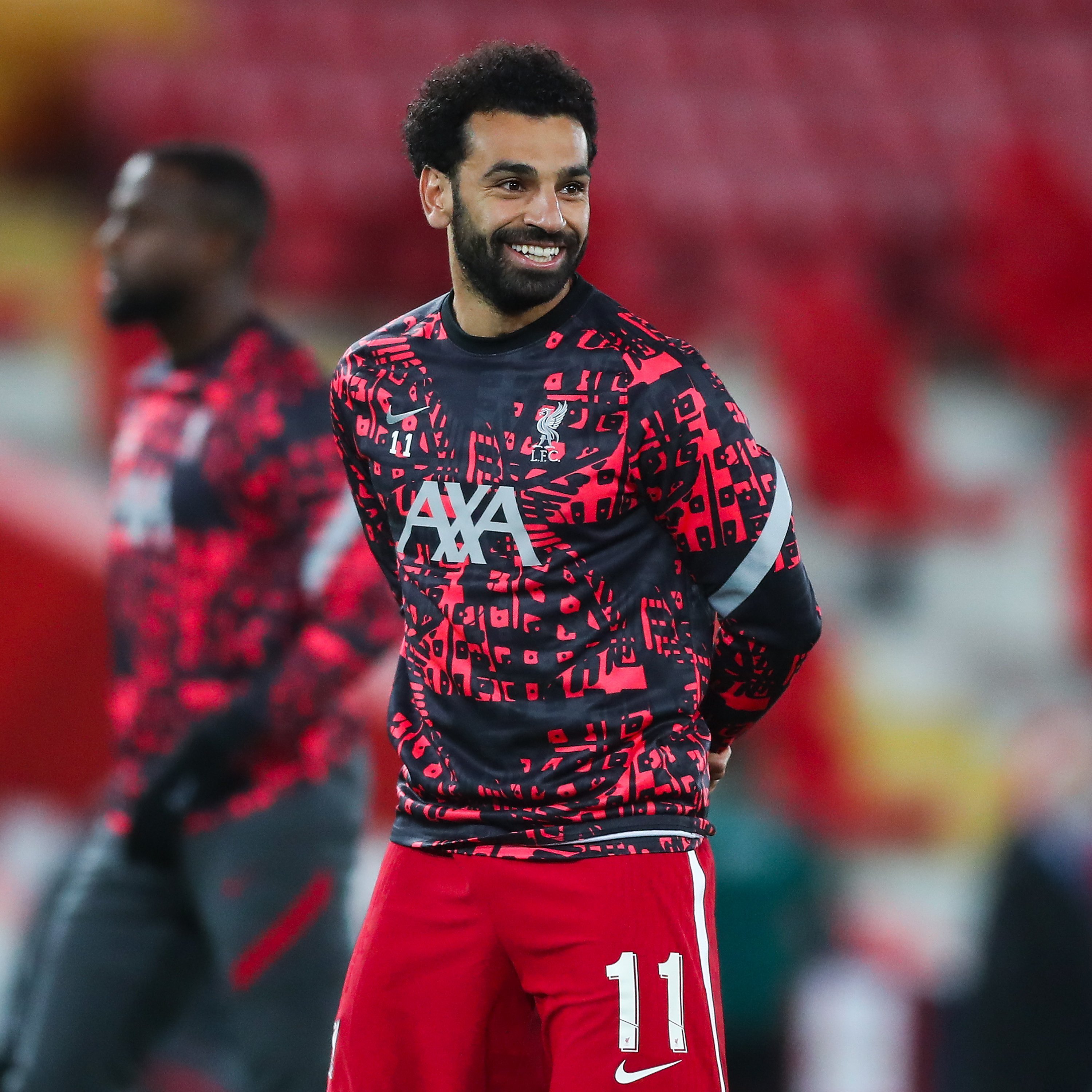 محمد صلاح في عملية الاحماء قبل مواجهة أتلانتا