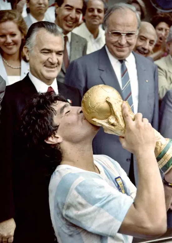 مارادونا يقبل كاس العالم الذى توج به مع الارجنتين عام 1986