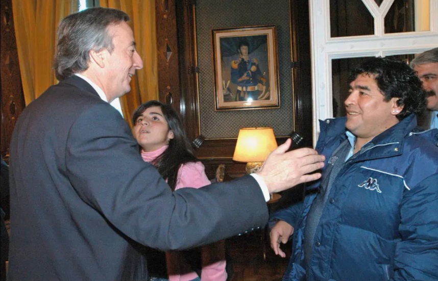مارادونا والرئيس الأرجنتيني نيستور كيرشنر في 2004 في المكتب الرئاسي في بوينس آيرس