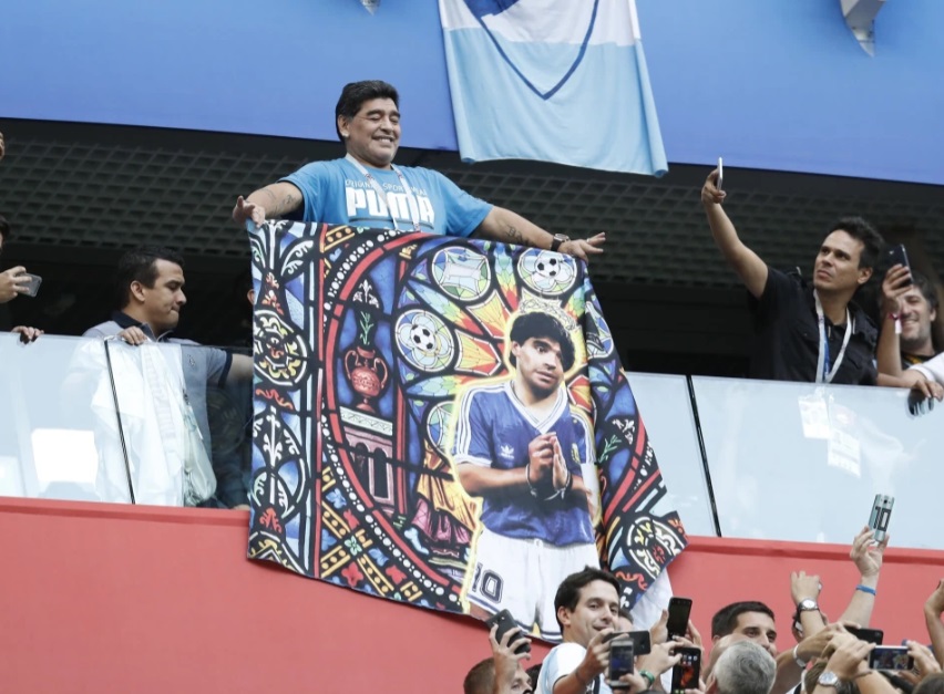 مارادونا يساند المنتخب الارجنتيني من مدرجات ملاعب مونديال 2018