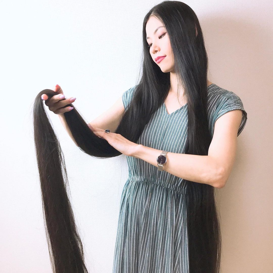يابانية لم تقص شعرها منذ الطفولة بلغ طوله متر و82 سم . (2)
