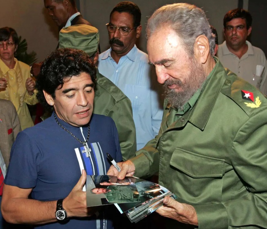 مارادونا مع الرئيس الكوبى فيدل كاسترو عام 2005