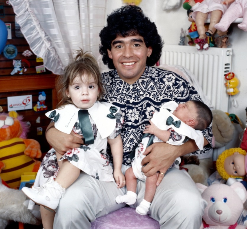 مارادونا مع ابنتيه دلما وجيانينا في إيطاليا  عام 1989
