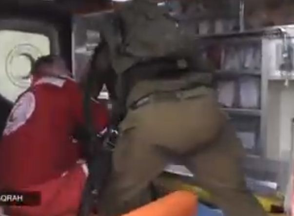 الجندى الاسرائيلى يهجم على سيارة الاسعاف