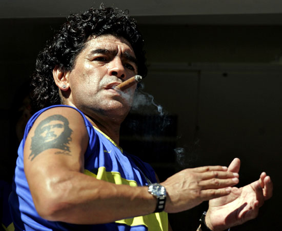 مارادونا يدخن السيجار