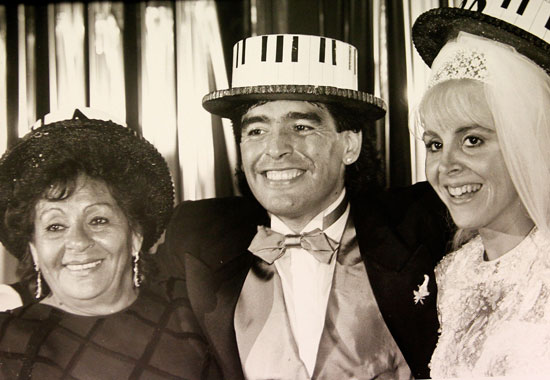 مارادونا مع زوجته فيلافان ووالدته دلما خلال حفل زفافه