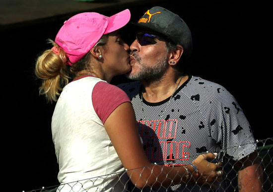 قبلة من مارادونا لصديقته صديقته روسيو أوليفا