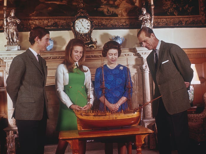 العائلة المالكة تشاهد نموذج سفينة