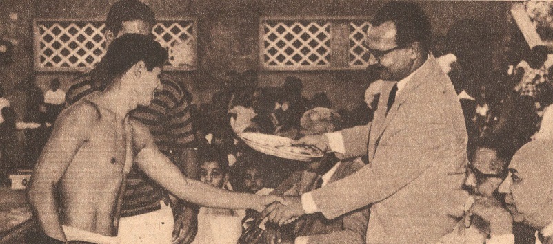 بطل السباحة محمد حسن يسلم جوائز لسباحي نادي البنك الأهلي المصري  في حفل للسباحة في 1964 