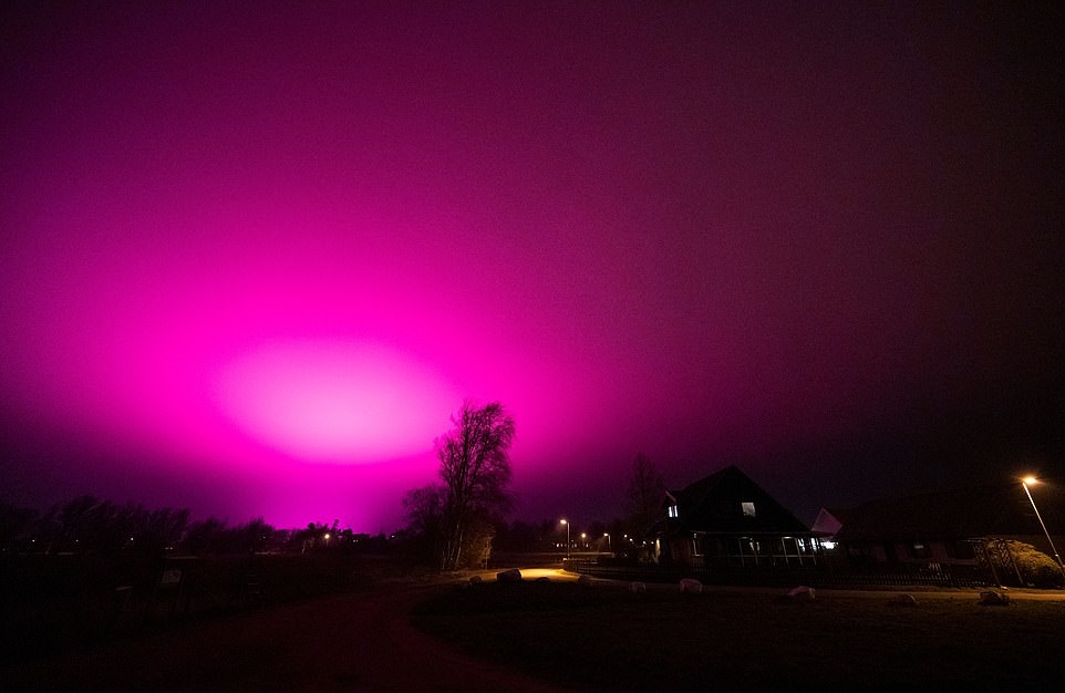 سكان بلدة سويدية يصابون بالذهول بعد لون ارجواني في السماء (3)